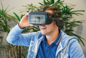 VR-lasit kuulokkeilla